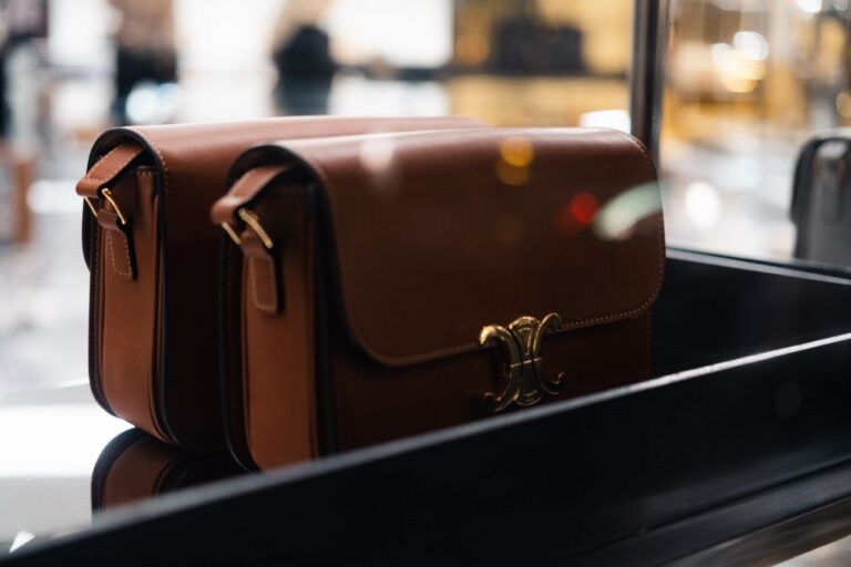 Como escolher a cor ideal da bolsa de couro para usar o ano inteiro