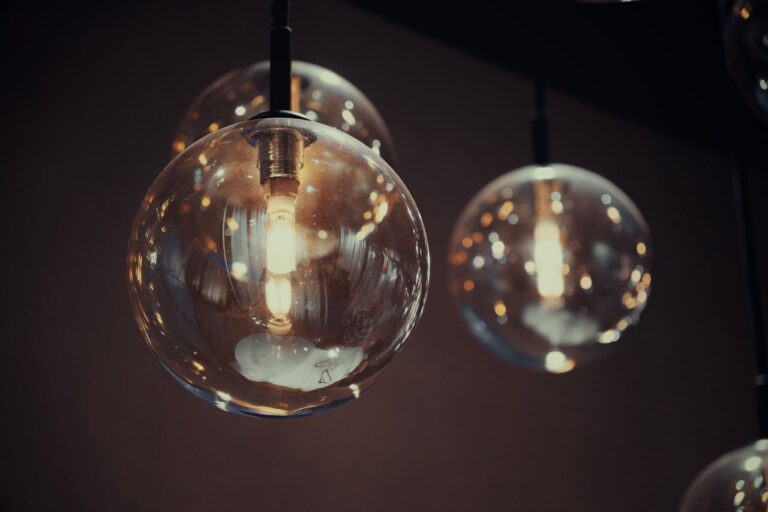Quais são os benefícios da iluminação embutida em projetos modernos